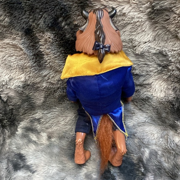 Disney Store Beast Classic Doll 12"
From Beauty And The Beast - Picture 6 of 16